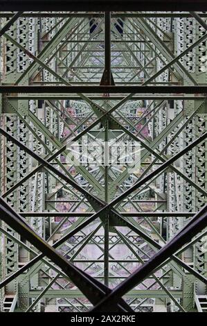Geometrische Struktur der Deception Pass Bridge im Staat Washington in eleganter Nahsicht Stockfoto