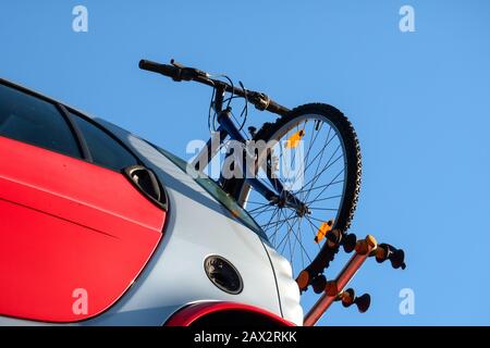 Blick vom Boden eines Fahrradträgers auf der Rückseite eines Autos Stockfoto