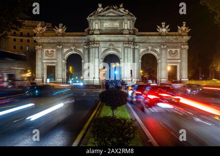 Blick auf die Nacht zum Alcala-Tor (Puerta de Alcala) auf der Plaza de La Independencia im Zentrum von Madrid, Spanien. Stockfoto