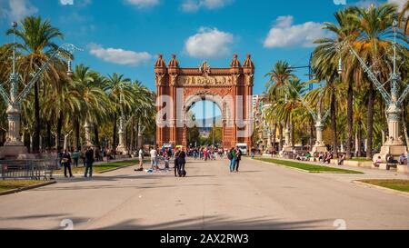 Touristen und Einheimische am Arc de Triomf an einem sonnigen Tag in Barcelona, Katalonien, Spanien. Stockfoto