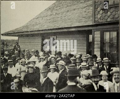 UN nouveau Centre de Colonization, l'Abitibi . lui soient adjoints, tous les autrespostes de lAbitibi. UN médecin le docteur A. bigué est venu sétablir à Amos dansle courant de lété 1914. La Banque dHochelago y a égalementinstallé une succursale. Auf trouve à Amos, trois maisons de pen-sion, trois grands magasins, deux boutiquede charron, deux moulins à scie, une produce de portes et chas-sis. Au mois de juin 1914, soixante-douze enfants fréquentaientlécole. Amos deviendra en peu de temps un centre important et sous lerapport religieux et sous le rapport commercial. Stockfoto