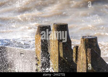 Wellenbrecher aus Holz bei Flut und stürmischem Wetter in Southend on Sea, Essex, Großbritannien. Altes Holz Stockfoto