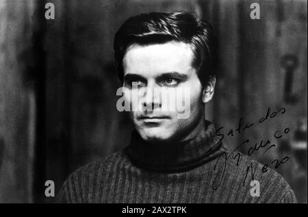 1966 Ca, ITALIEN: Der italienische Filmschauspieler FRANCO NERO (geboren Francesco Sparanero, am 23. November 1941, San Prospero Parmense, Italien). Der blauäugige, gut gebaute italienische Schauspieler Franco Nero war einst Malerfotograf, als er von Regisseur John Huston als Schauspieler entdeckt wurde. Aufgewachsen in der norditalienischen Provinzstadt in der Familie eines strengen Polizeibeamten, war Nero mit sechs Jahren am Tatort. Studierte Wirtschaft und Handel an der Mailänder Universität und trat in dieser Zeit in populären italienischen Fotoromanen auf. Dies gab ihm die Chance, in Carlo Lizzanis La Cele eine kleine Rolle zu spielen Stockfoto