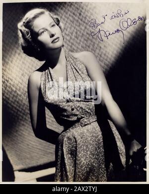 1951 Ca, USA: Die amerikanische Schauspielerin NANCY OLSON (* 14. Juli 1928 in Milwaukee, Wisconsin), Pubblicity still . Am meisten gefeiert für seine Rolle im SUNSET BOULEVARD ( 1950 - Viale del tramonto ) Von Billy Wilder - KINO - Film - Porträt - Ritratto - blonde Haare - Capelli biondi - DIVA - DIVINA - Bionda - MODE - MODA - ANNI CINQUANTA - 50 - AUTOGRAFO - AUTOGRAPH - Signatur - Firma - - - --- Archivio GBB Stockfoto