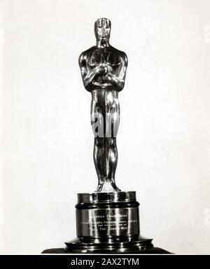 1949, USA: Die am meisten gefeierte amerikanische OSCARSTATUETTE des ACADEMY Award of Merit to Movie ALL THE KING'S MEN ( Tutti gli uomini del re ) von Robert Rossen aus einem Roman von Robert Penn Warren, wie Das Beste Bild des Jahres . Ein Academy Award ist eine Auszeichnung, die von der American Academy of Motion Picture Arts and Sciences (AMPAS) verliehen wird, um Spitzenleistungen von Profis in der Filmindustrie, einschließlich Regisseuren, Schauspielern und Schriftstellern, zu würdigen. Die Oscarstatuette trägt den offiziellen Namen "Academy Award of Merit" und ist eine von neun Arten der Oscarverleihung. - KINO - Film - Porträt - Ritratto - ST Stockfoto