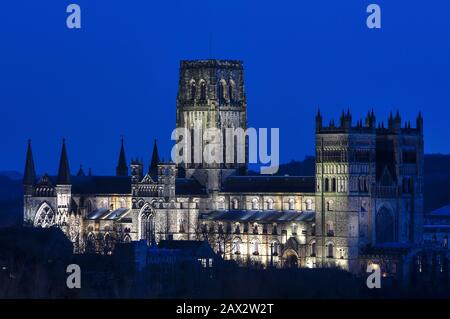 Außenansicht der Durham Cathedral mit Flutlicht in der Dämmerung, Stadt Durham, County Durham, England, Großbritannien Stockfoto