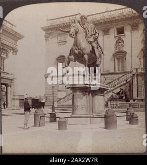 Ca. , ROMA , ITALIEN : Der CAMPIDOGLIO ( Das Kapitol ) Mit der MARCUS AURELIUS Statue - MARCO AURELIO - Marc'AURELIO - ITALIA - FOTO STORICHE - GESCHICHTE - GEOGRAFIA - GEOGRAPHIE - ARCHITETTURA - ARCHITEKTUR - ROM - ROMA - Piazza - Platz - scalinata - Treppe - OTTOCENTO - 800 - Archivio GBB Stockfoto