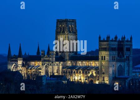 Außenansicht der Durham Cathedral mit Flutlicht in der Dämmerung, Stadt Durham, County Durham, England, Großbritannien Stockfoto