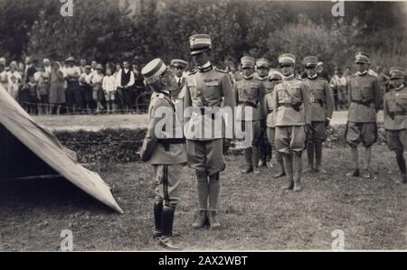 1929 ca. , TORINO , ITALIEN : Der italienische König VITTORIO EMMANUELE III. Di SAVOIA (* 1878; † 1900) mit Sohn UMBERTO, zukünftiger König von Italien UMBERTO II. Im Mai 1946. Auf diesem Foto bei Manovre Militari. Foto von G. Fagnano Torino .- ITALIEN - ITALIEN - CASA SAVOIA - REALI - nobiltà ITALIANA - SAVOYEN - ADEL - KÖNIGTUM - GESCHICHTE - FOTO STORICHE - Königtum - nobili - nobiltà - Porträt - Ritratto - Manouvres - Militäruniform - divisa unique militare - Stivali - Stiefel - Hut - Cappello - padre e figlio - Vater und Sohn --- Archivio GBB Stockfoto