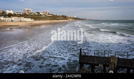 Blick auf die Küste und den Strand von Bournemouth vom Pier in Bournemouth, Dorset, Großbritannien Stockfoto