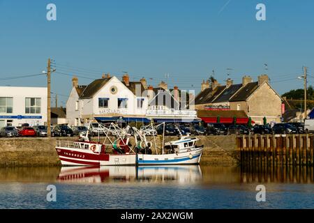 Der Fischereihafen von Grandcamp Maisy an den Stränden der Normandie in Frankreich Stockfoto