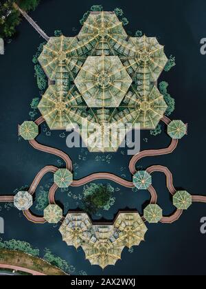 Top Down Luftbild des Pavillons Der Erleuchteten im Antiken Siam (früher bekannt als Antike Stadt) in der Nähe von Bangkok, Thailand. Stockfoto