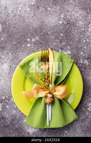 Ostertischeinstellung mit Grünplatte Stockfoto