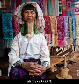 Chiang Rai, Thailand, Karen Long Neck Woman mit traditionellen Messingringen im Dorf des Bergstamms in der Nähe von Chiang Rai. Stockfoto