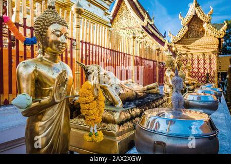 Buddhastatuen rund um den Hauptschedi im Wat Phra That Doi Suthep Tempel in Chiang Mai, Thailand. Stockfoto