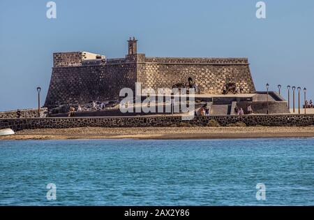 Arrecife, Lanzarote - 27. Dezember 2019: Menschen auf der alten Festung Castillo de San Gabriel vor der Küste von Arrecife, Lanzarote, Spanien Stockfoto