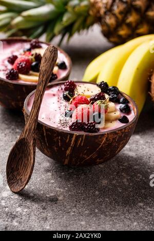 Acai Schüssel in Kokosnuß-Platte. Stockfoto