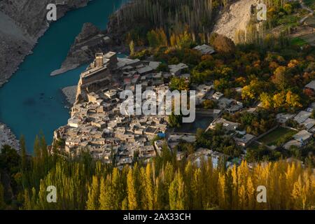 Vogelperspektive auf Altit Fort in Altit, Hunza, Pakistan im Herbst Stockfoto