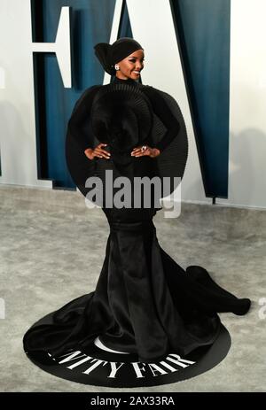 Halima Aden besucht die Oscar-Party der Vanity Fair, die im Wallis Annenberg Center for the Performing Arts in Beverly Hills, Los Angeles, Kalifornien, USA abgehalten wird. Stockfoto