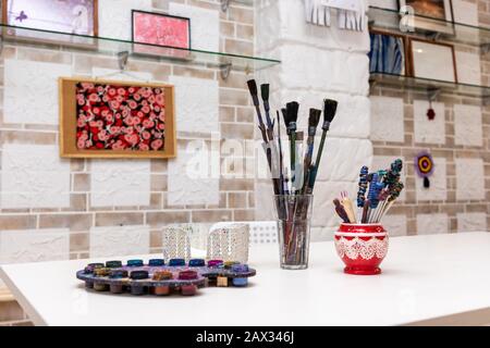 Meisterklasse im Atelier Ebru - die Kunst des "Malens auf dem Wasser." Stillleben: Farben und Werkzeuge für Ebran Stockfoto