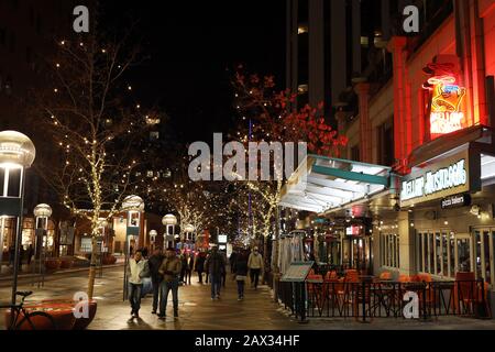 Denver, Colorado - 31. Dezember 2019: Unidentifizierte Menschen, die am Vorabend der Silvestertage in Denver, Colorado, auf dem 16. Straßenmall spazieren Stockfoto