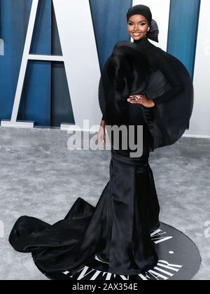 Beverly HILLS, LOS ANGELES, KALIFORNIEN, USA - 9. FEBRUAR: Halima Aden kommt zur Vanity Fair Oscar Party 2020, die am 9. Februar 2020 im Wallis Annenberg Center for the Performing Arts in Beverly Hills, Los Angeles, Kalifornien, USA abgehalten wird. (Foto von Xavier Collin/Image Press Agency) Stockfoto