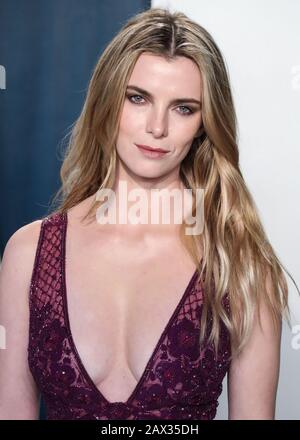 Beverly Hills, Vereinigte Staaten. Februar 2020. Beverly HILLS, LOS ANGELES, KALIFORNIEN, USA - 9. FEBRUAR: Betty Gilpin kommt zur Oscar-Party der Vanity Fair 2020, die am 9. Februar 2020 im Wallis Annenberg Center for the Performing Arts in Beverly Hills, Los Angeles, Kalifornien, USA abgehalten wird. (Foto von Xavier Collin/Image Press Agency) Credit: Image Press Agency/Alamy Live News Stockfoto