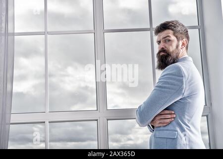 Man stand am Fenster nervös über Hochzeit. Richtige Entscheidung. Hochzeit morgen Konzept. Leben und Erwartungen. Hochzeitstag. Bräutigam bärtigen Hipster reifer Mann tragen Hellblau Smoking und Fliege. Stockfoto