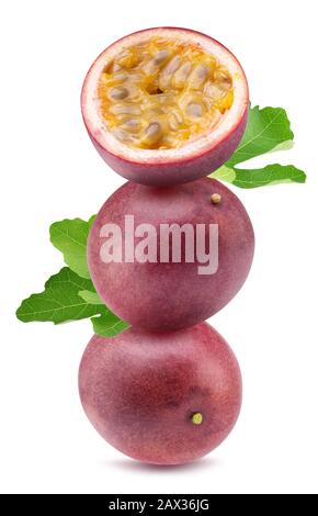 Sammlung von Passionsfrüchten mit auf weißem Hintergrund isolierten Blättern. Stockfoto