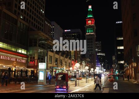 Denver, Colorado - 31. Dezember 2019: Nicht identifizierte Menschen, die durch die 16. Mall in Denver, Colorado gehen Stockfoto