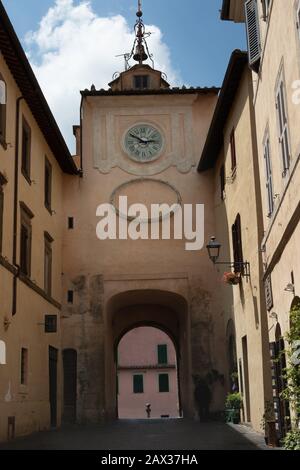 Torbogen in der historischen italienischen Stadt Vetralla Italien Stockfoto