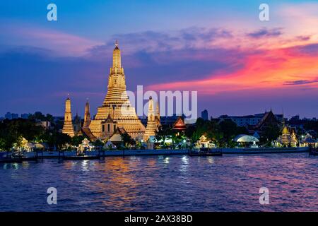Wat Arun Tempel bei Sonnenuntergang in Bangkok, Thailand. Stockfoto