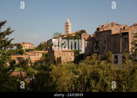 Stadtbild mit dem Kirchturm der Kathedrale aus dem 12. Jahrhundert und mittelalterlichen Gebäuden von Viterbo, Latium, Italien Stockfoto