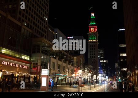 Denver, Colorado - 31. Dezember 2019: Nicht identifizierte Menschen, die durch die 16. Mall in Denver, Colorado gehen Stockfoto