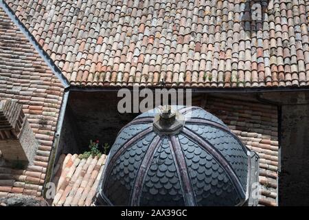 Die Dächer von Bolsena der engen Gassen, Bögen und alten mittelalterlichen Gebäude Italiens Europa. Stockfoto