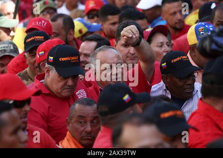 10. Februar 2020, Venezuela, Caracas: Diosdado Cabello (M.), Chef der regierungsfreundlichen Verfassungsgebenden Versammlung, protestiert mit Anhängern der Regierung und Arbeitern der Fluggesellschaft Conviasa gegen die Ankündigung neuer Sanktionen gegen die venezolanische Fluggesellschaft durch die USA. "Die staatliche Fluggesellschaft Conviasa unterstützt das illegale Regime Maduros durch Flüge von Beamten seines korrupten Regimes auf der ganzen Welt", zitierte das US-Finanzministerium Finanzminister Mnukhin bei der Ankündigung neuer Sanktionen. "Wir werden an internationale Gerichte appellieren", konterte der venezolanische Staatschef Maduro in Fron Stockfoto