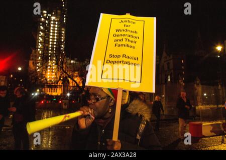 London, Großbritannien. Februar 2020. Ein Protestler in Westminster während der Demonstration gegen die Deportation von 50 Personen auf einem Charterflug nach Jamaika im Innenministerium. Credit: Thabo Jaiyesimi/Alamy Live News Stockfoto