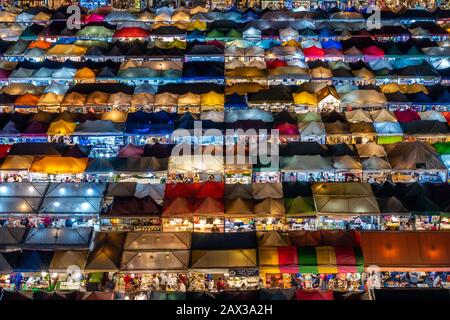 Luftaufnahme von bunten Ständen auf Dem Ratchada Train Night Market in Bangkok, Thailand. Stockfoto