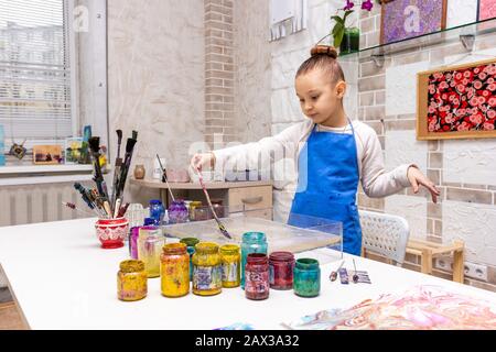 Meisterklasse im Atelier Ebru - die Kunst des "Malens auf dem Wasser." 6 Jahre altes Mädchen zieht Ebru Stockfoto
