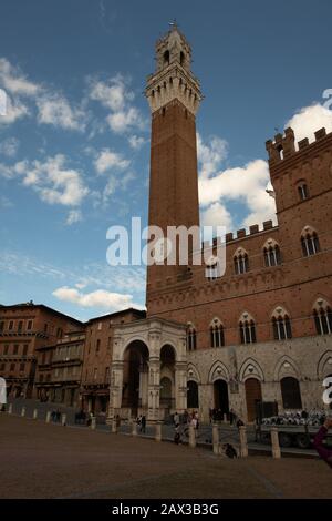 Piazza del Campo, das historische Zentrum von Siena Toskana Italien zeigt den Palazzo Pubblico, das gotische Rathaus Stockfoto