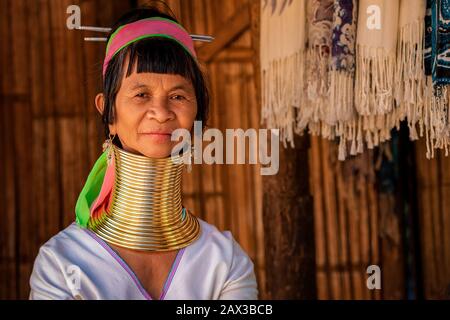 Provinz Chiang Rai, Thailand, Porträt der Frau von Karen Long Neck in einem Dorf am Stamm der Hügel in der Nähe von Chiang Rai. Stockfoto