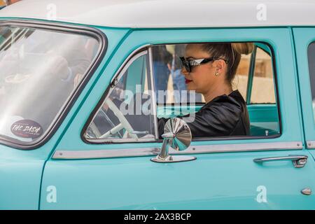 Frau im fünfziger Jahre Stil im Oldtimer der fünfziger Jahre, Torremolinos, spanien. Stockfoto