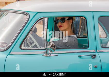 Frau im fünfziger Jahre Stil im Oldtimer der fünfziger Jahre, Torremolinos, spanien. Stockfoto