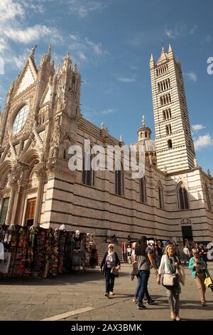 Romanisch-gotische Kathedrale mit Mosaiken 13. Jahrhundert mit seiner berühmten Fassade Schwarz-weiße Marmorstreifen Duomo di Siena Sienna Italien Stockfoto