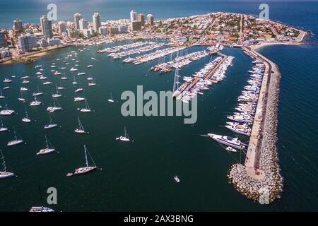 Maldonado, Uruguay, Blick auf die Halbinsel und den Jachthafen von Punta del Este. Stockfoto