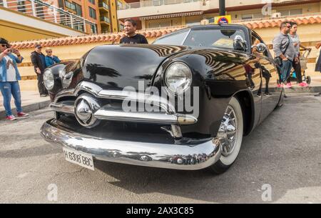 1950 Ford Custom Deluxe Club Coupé, Oldtimer, auf der Straße während des Torremolinos Fifties Festivals geparkt. Málaga, Spanien Stockfoto