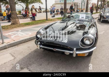 Jaguar E Type wird während des Straßenfestes ausgestellt. Torremolinos, Spanien. Stockfoto