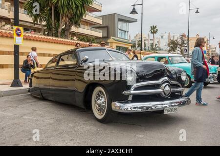 1950 Ford Custom Deluxe Club Coupé, Oldtimer, auf der Straße während des Torremolinos Fifties Festivals geparkt. Málaga, Spanien Stockfoto