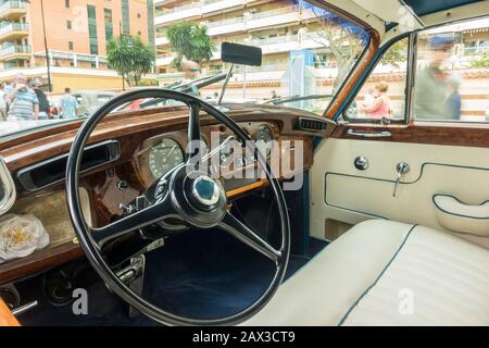 Interieur einer Oldtimer-Luxuslimousine von Rolls-Royce, Oldtimer, geparkt auf der Straße während des Festivals Torremolinos der fünfziger Jahre. Malaga, Spanien Stockfoto