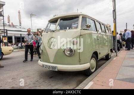 Volkswagen Bus, Oldtimer, der sechziger Jahre auf der Straße geparkt. Stockfoto